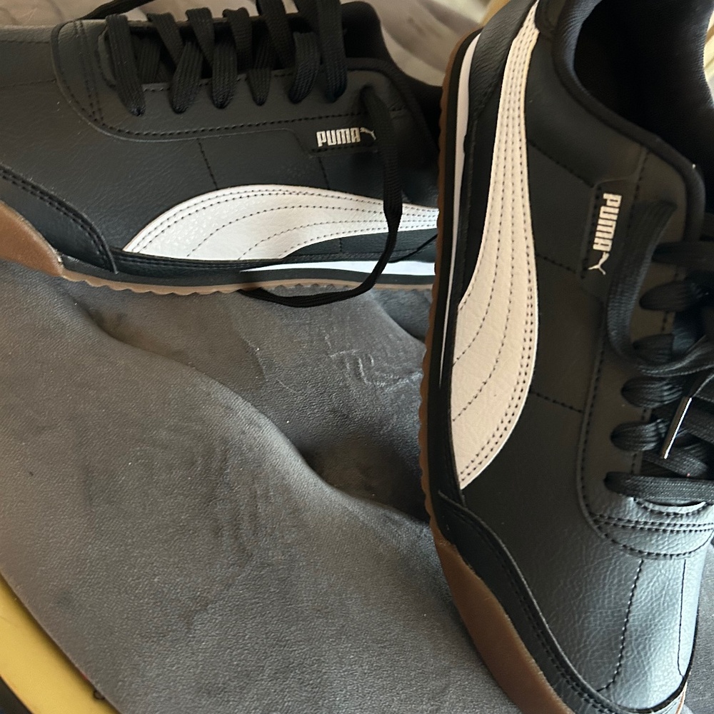 New ladies az 8.5 sneakers